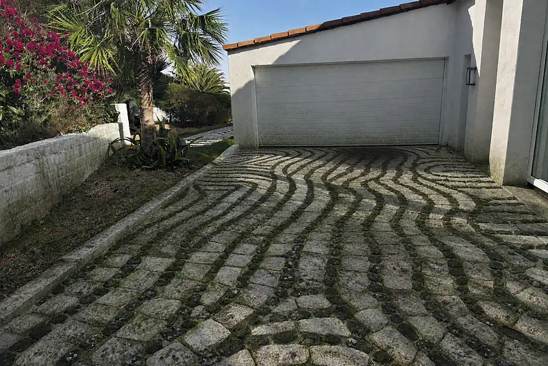 Illustration: before, the same calçada driveway with algae, moss and black spots